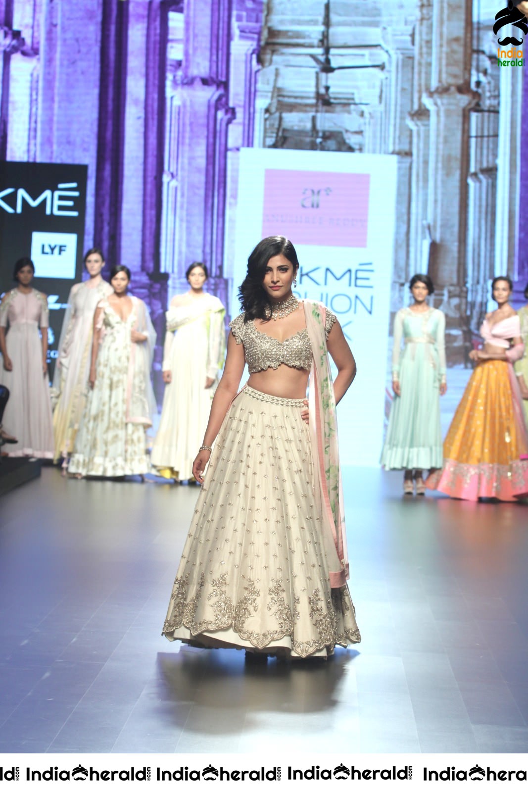 Shruti Haasan Hot Milky Waist and Navel Show as she turns as Showstopper