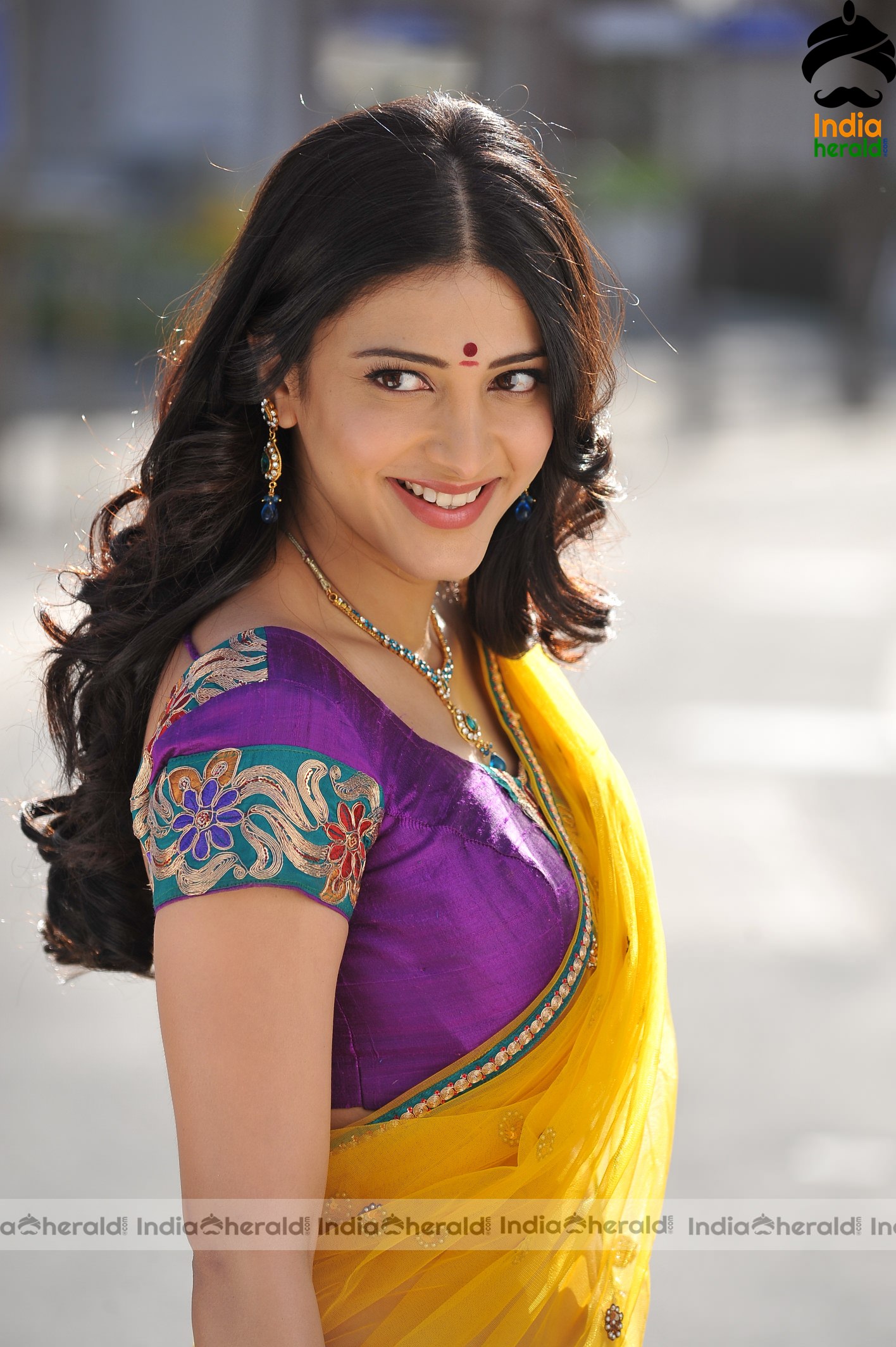 Shruti Haasan Hot Photos in Saree and Half Saree