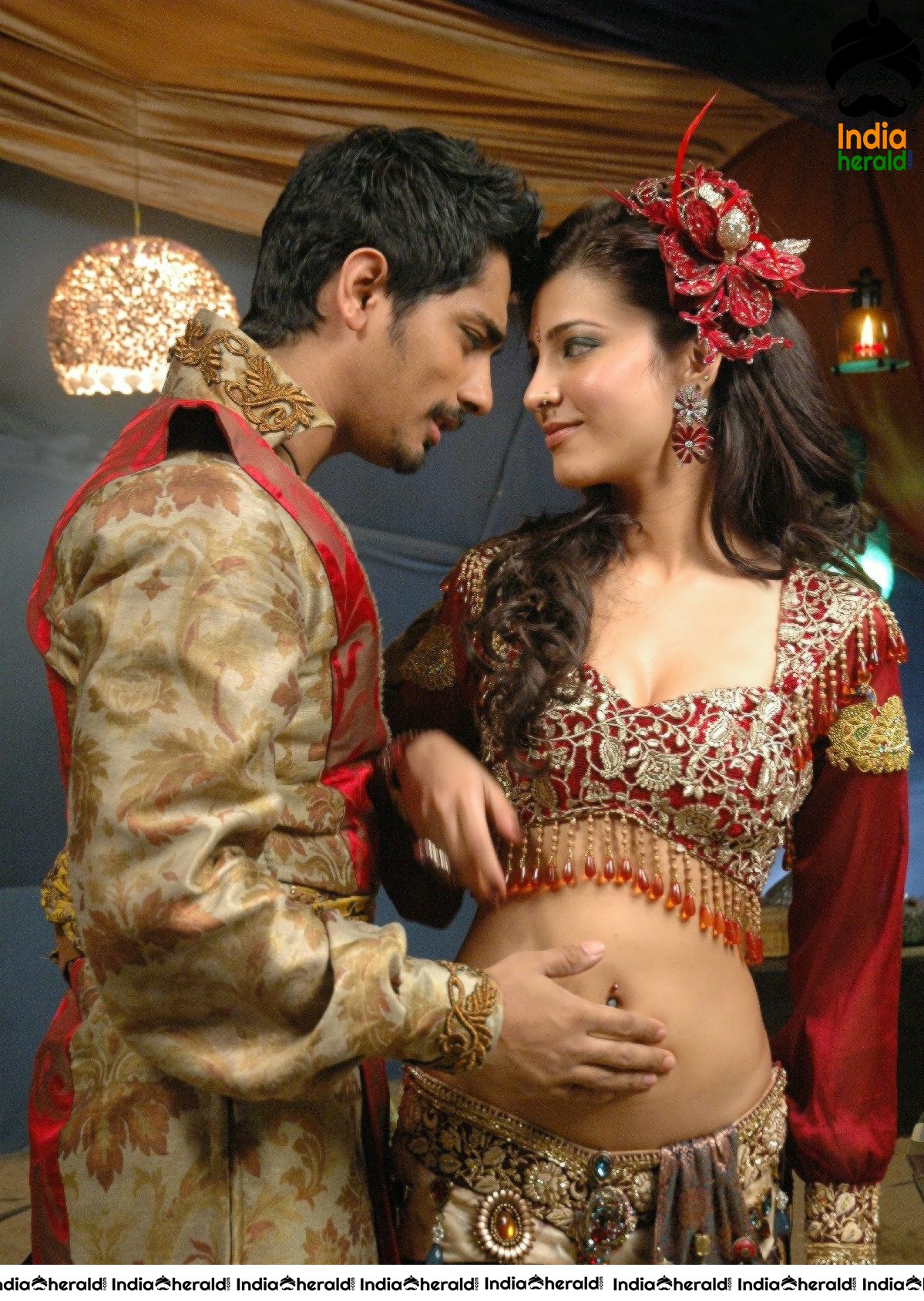 Shruti Haasan Hot Photos where her Belly and Navel are enjoyed by Actor Siddharth