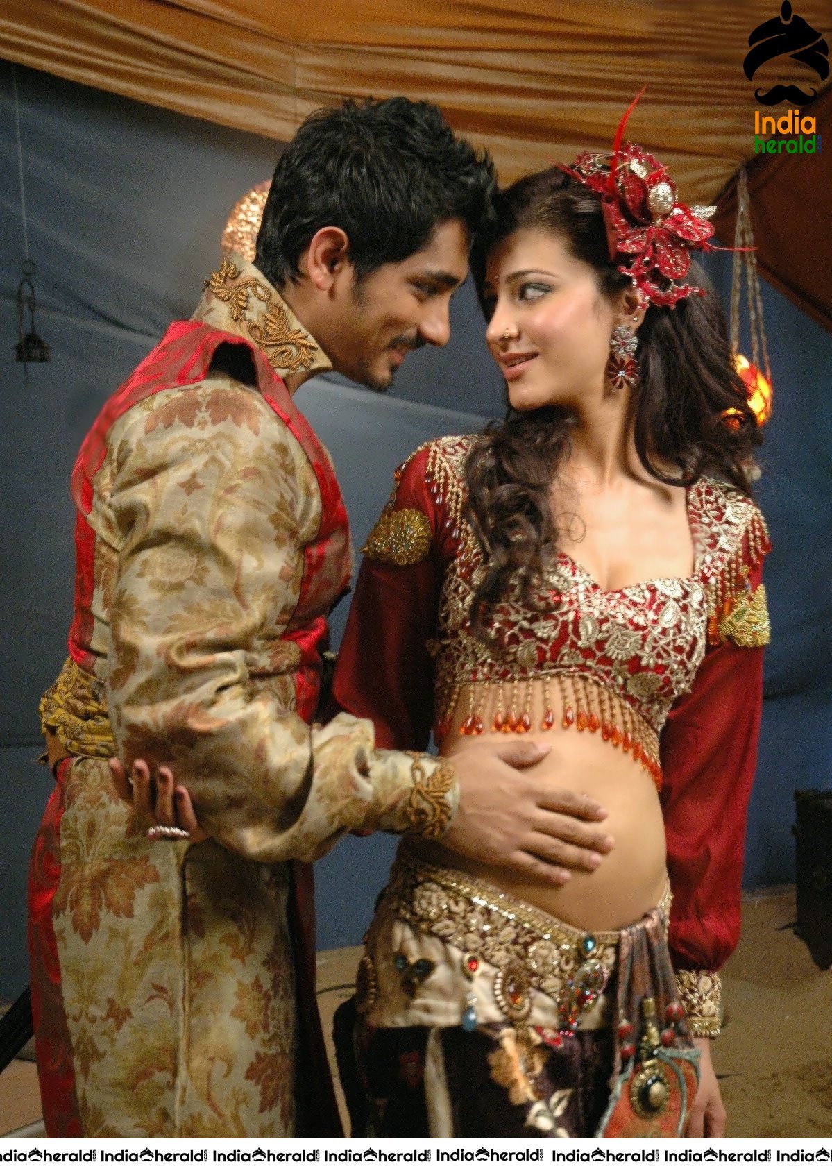 Shruti Haasan Hot Photos where her Belly and Navel are enjoyed by Actor Siddharth