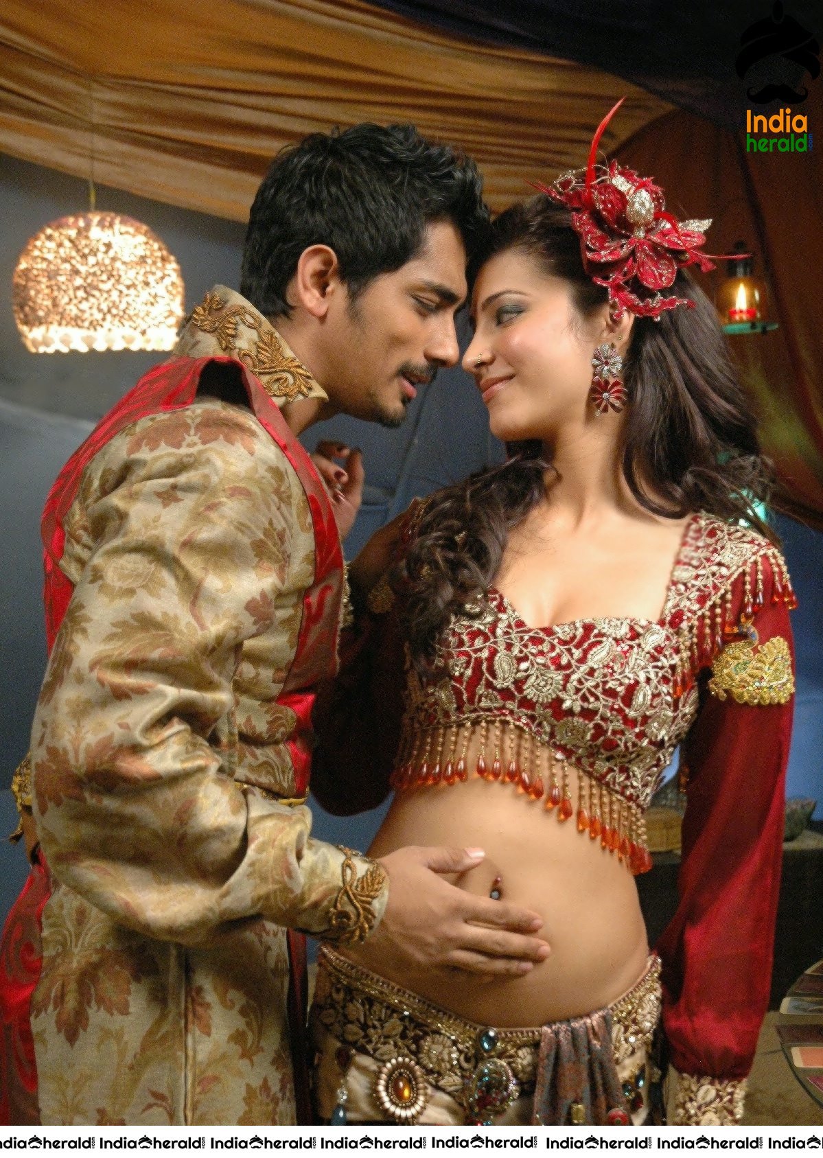 Shruti Haasan Hot Photos where her Belly and Navel are enjoyed by Actor Siddharth