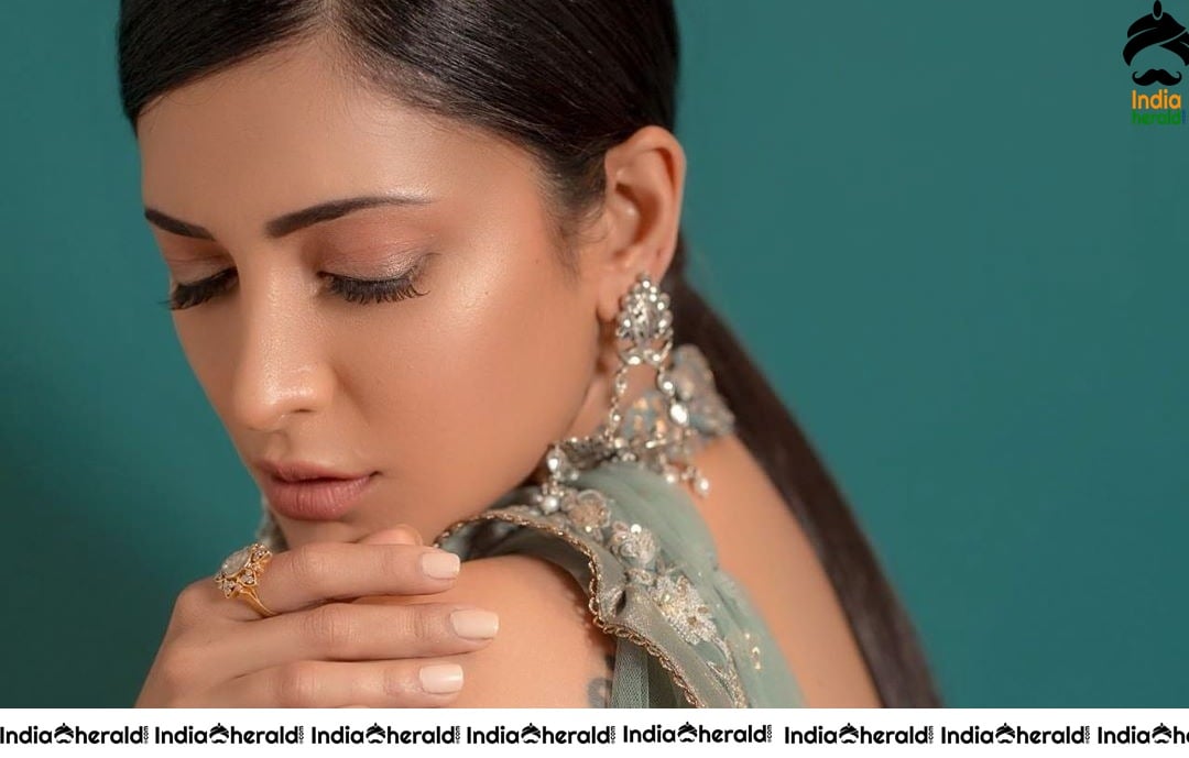 Shruti Haasan Hot Photoshoot in Saree exposing her sexy Hip and Navel