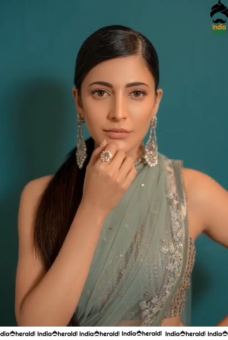 Shruti Haasan Hot Photoshoot in Saree exposing her sexy Hip and Navel