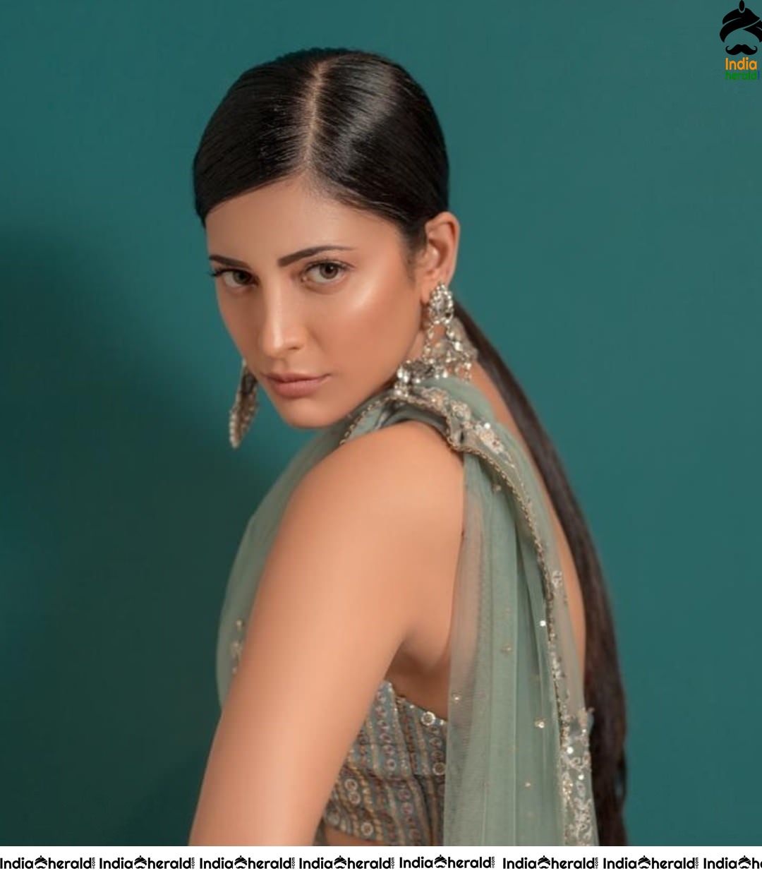 Shruti Haasan Hot Photoshoot in Saree exposing her sexy Hip and Navel