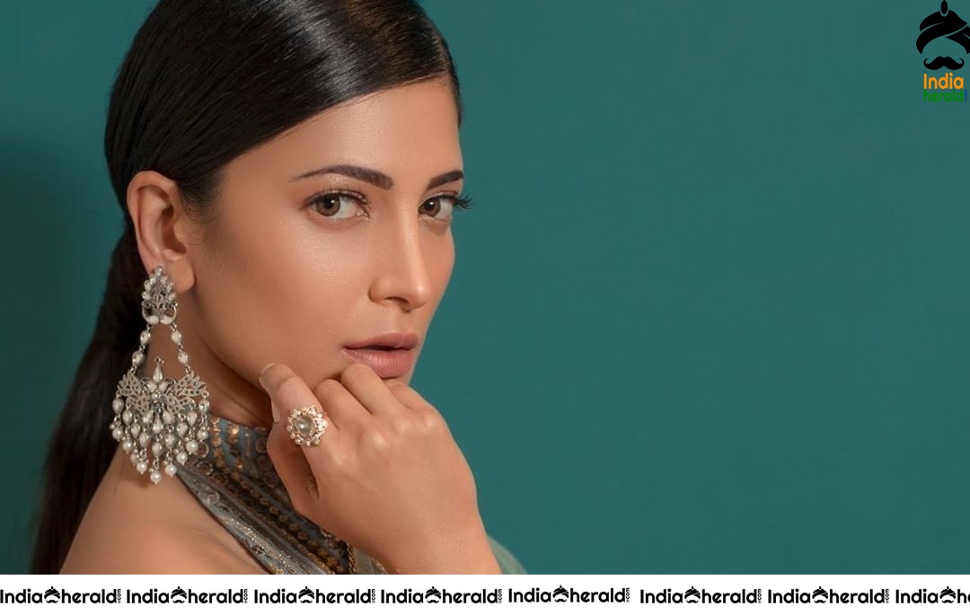 Shruti Haasan Hot Photoshoot in Saree exposing her sexy Hip and Navel