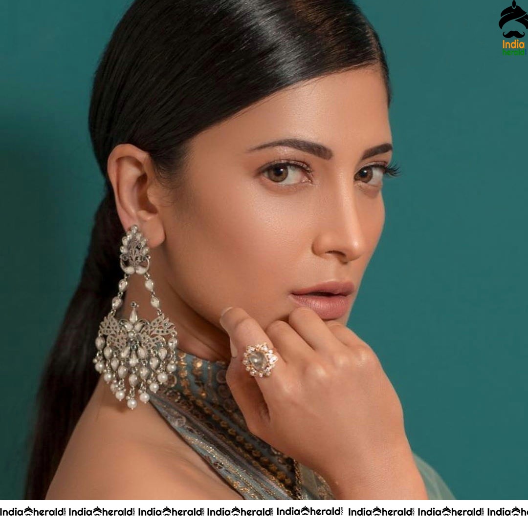 Shruti Haasan Hot Photoshoot in Saree exposing her sexy Hip and Navel