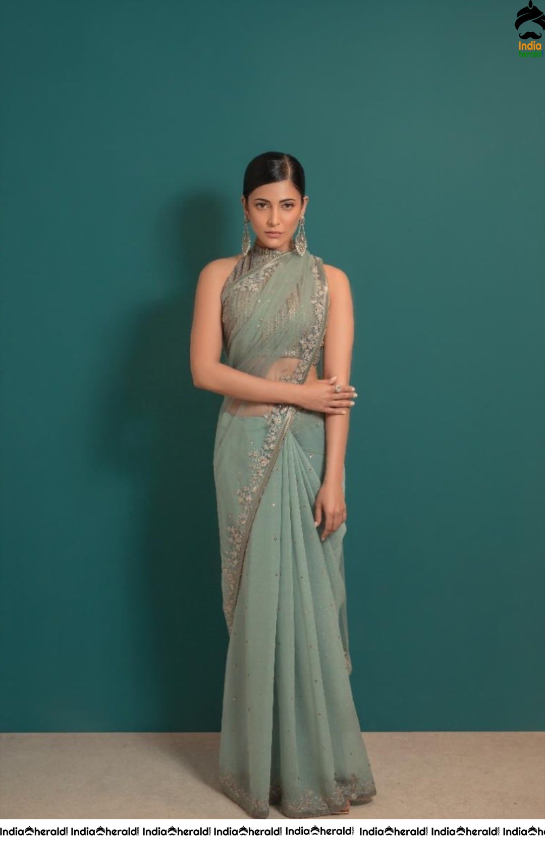 Shruti Haasan Hot Photoshoot in Saree exposing her sexy Hip and Navel