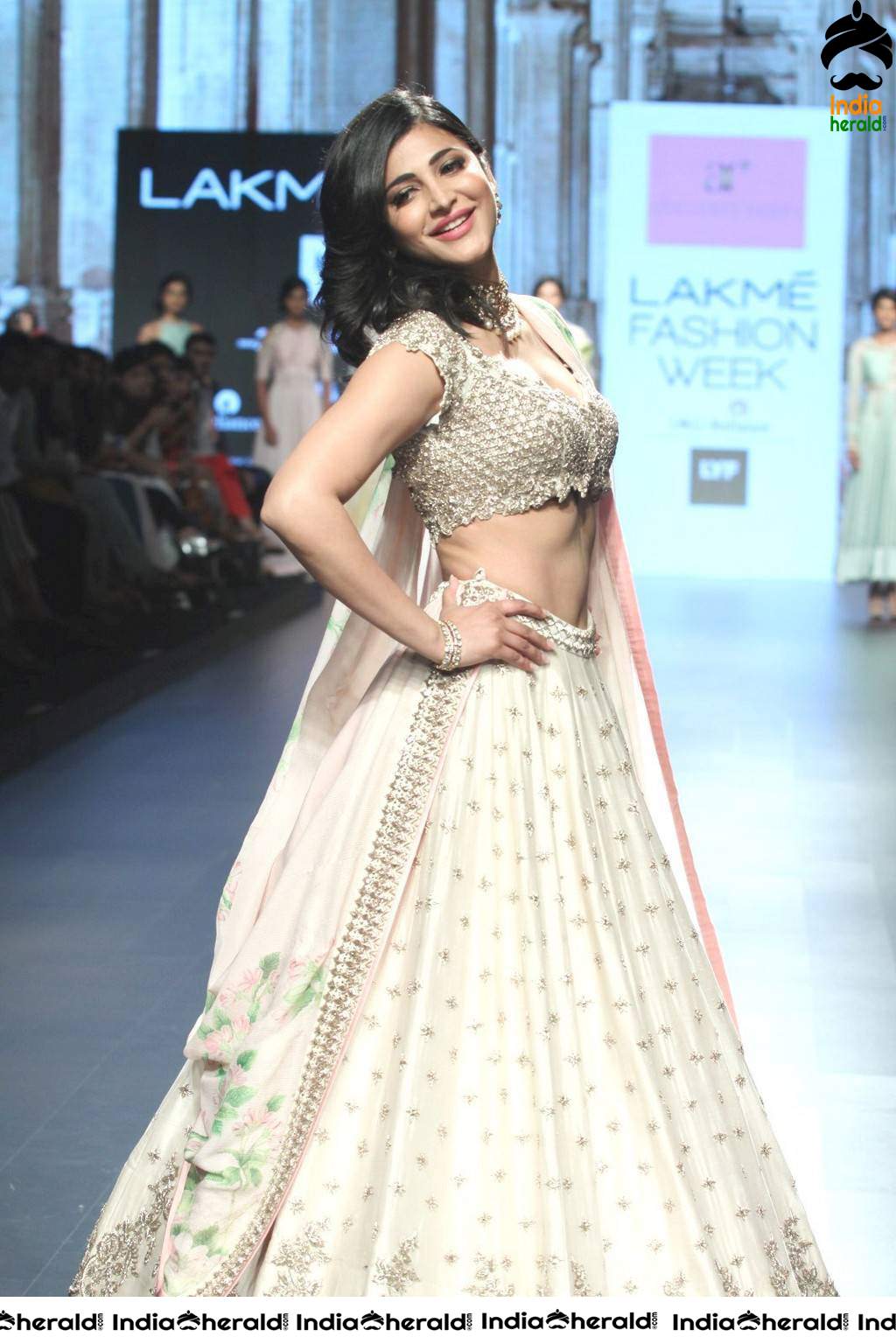 Shruti Haasan Hot Ramp Walk Photos as she exposes her Midriff and Navel Set 1