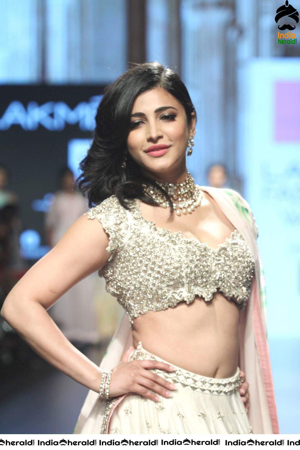 Shruti Haasan Hot Ramp Walk Photos as she exposes her Midriff and Navel Set 1