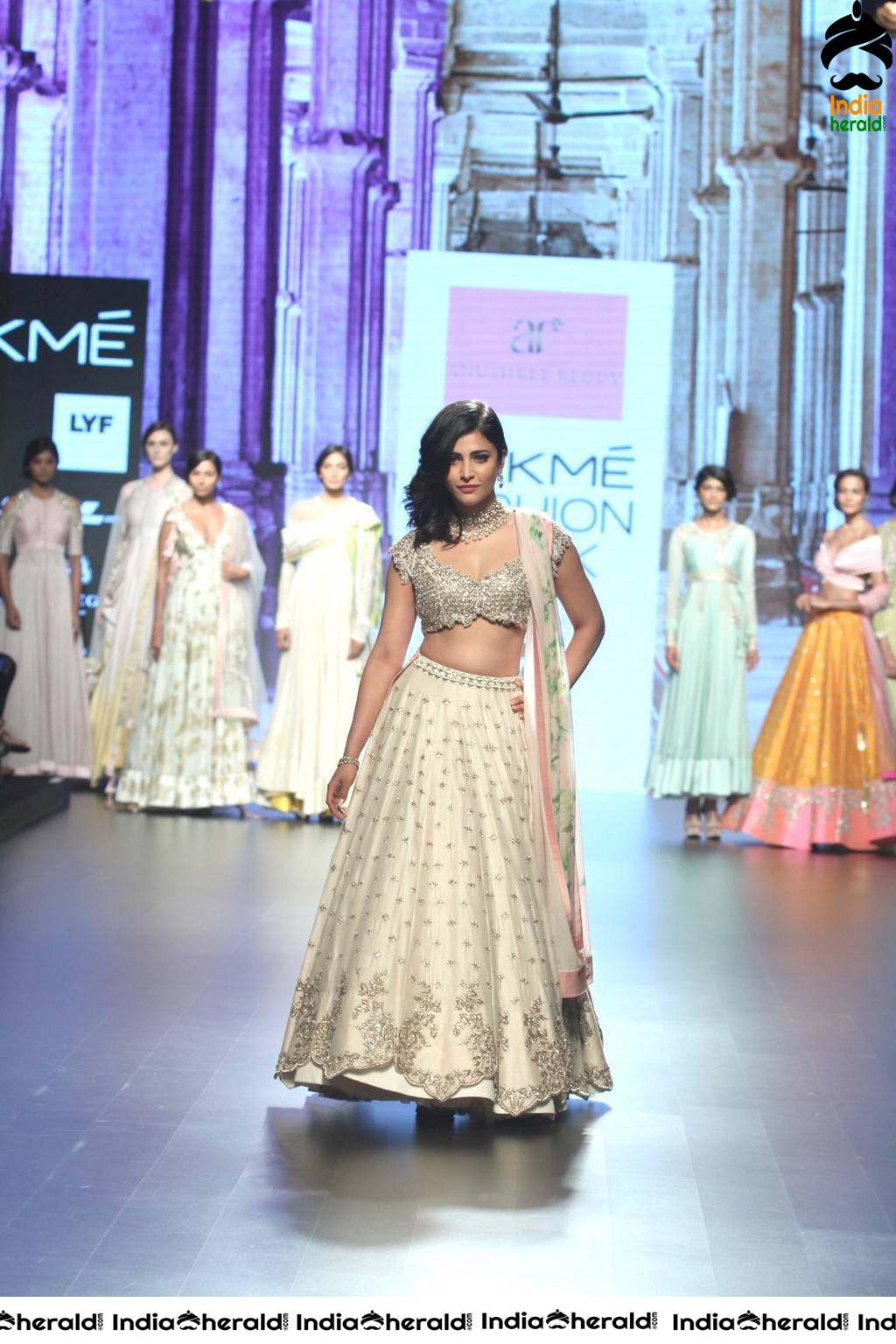 Shruti Haasan Hot Ramp Walk Photos as she exposes her Midriff and Navel Set 2