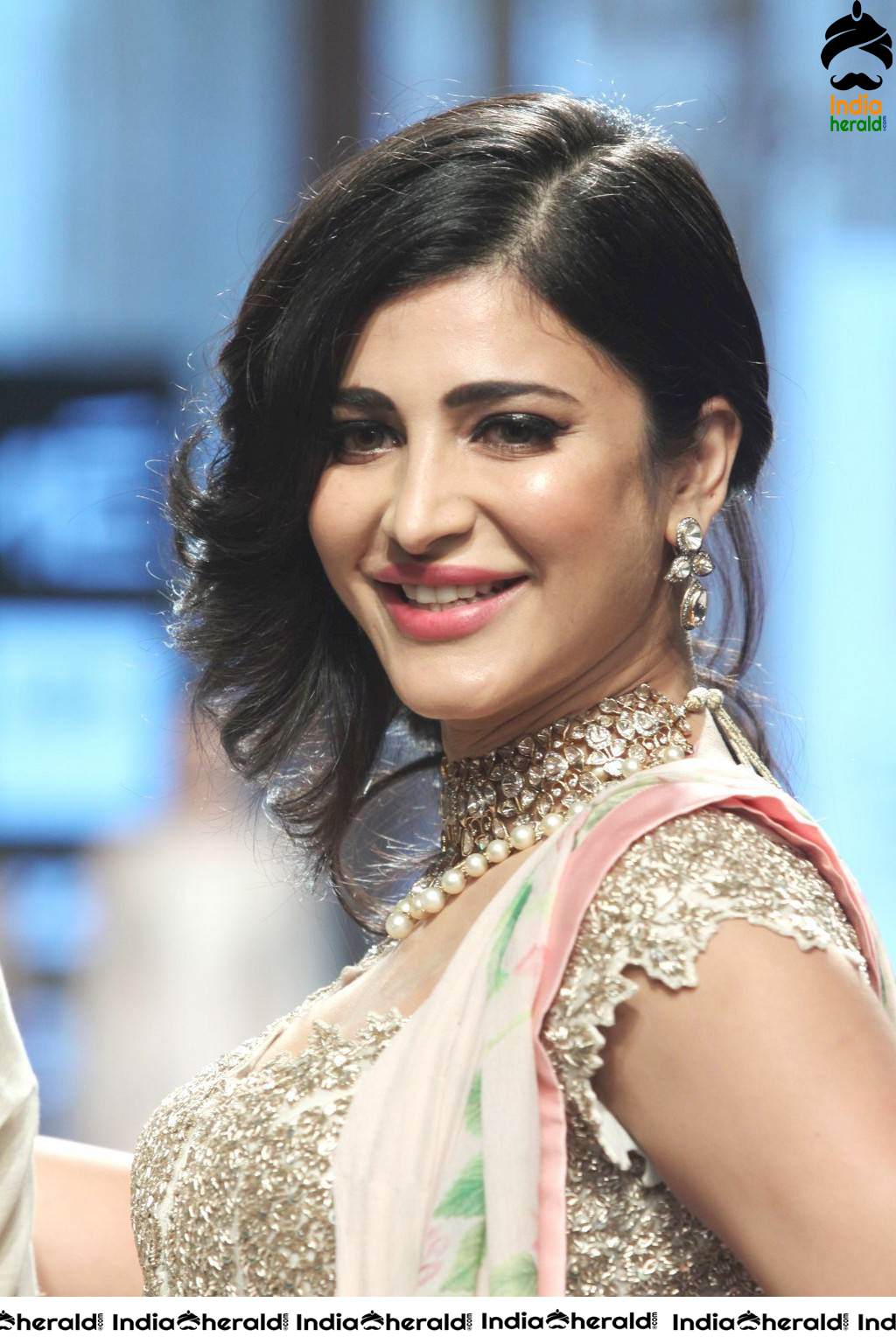 Shruti Haasan Hot Ramp Walk Photos as she exposes her Midriff and Navel Set 2