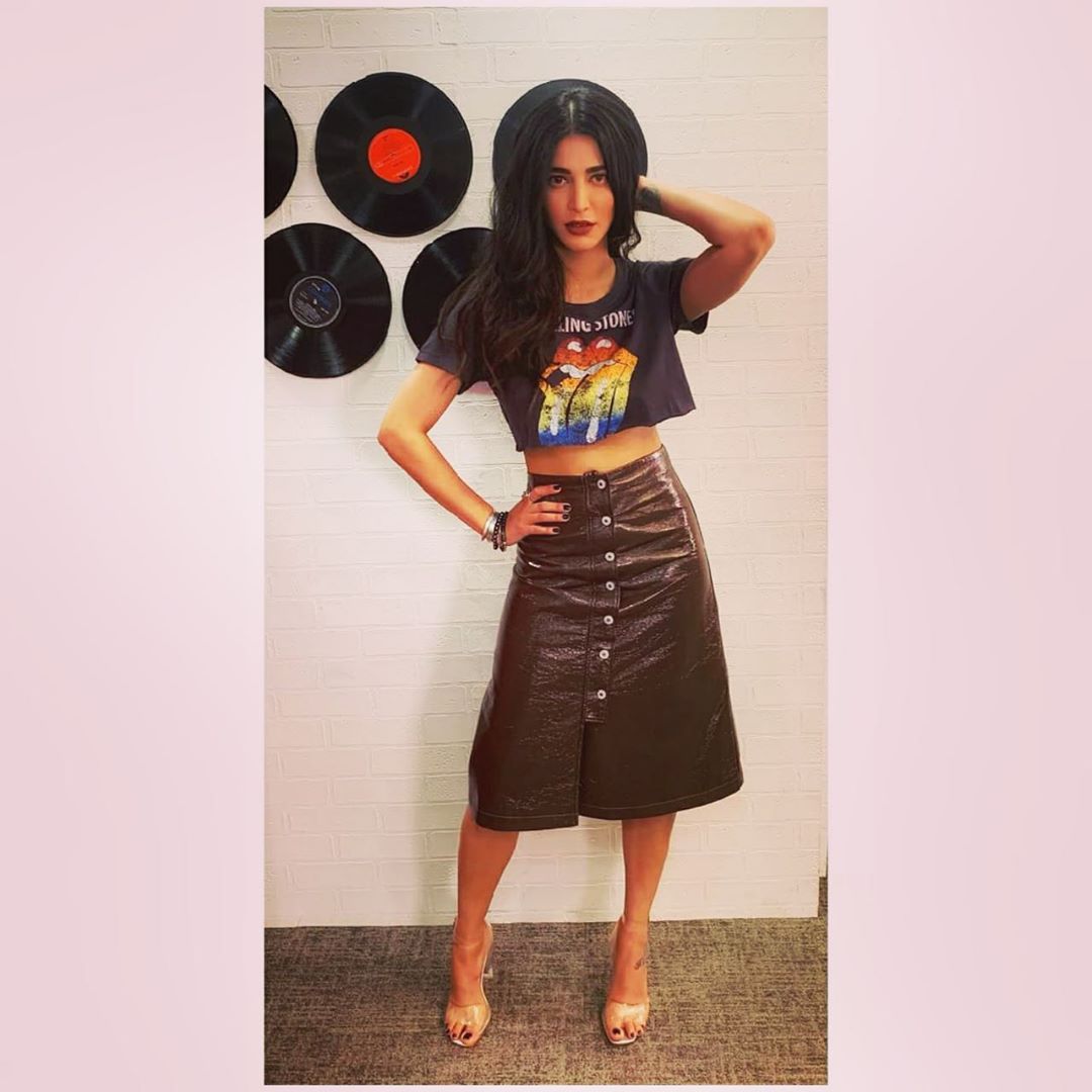 Shruti haasan In A Hot Dress For  Tv Interview