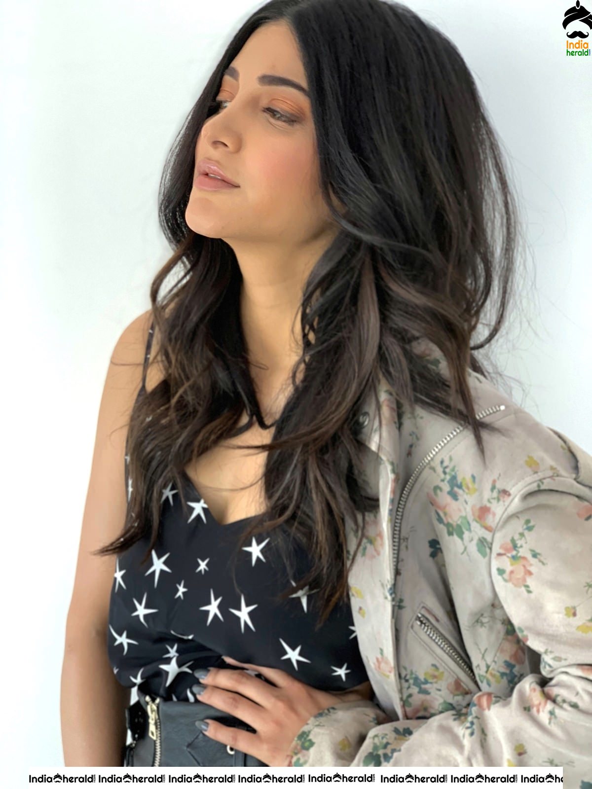 Shruti Haasan is Too Sexy to Handle in these Photos