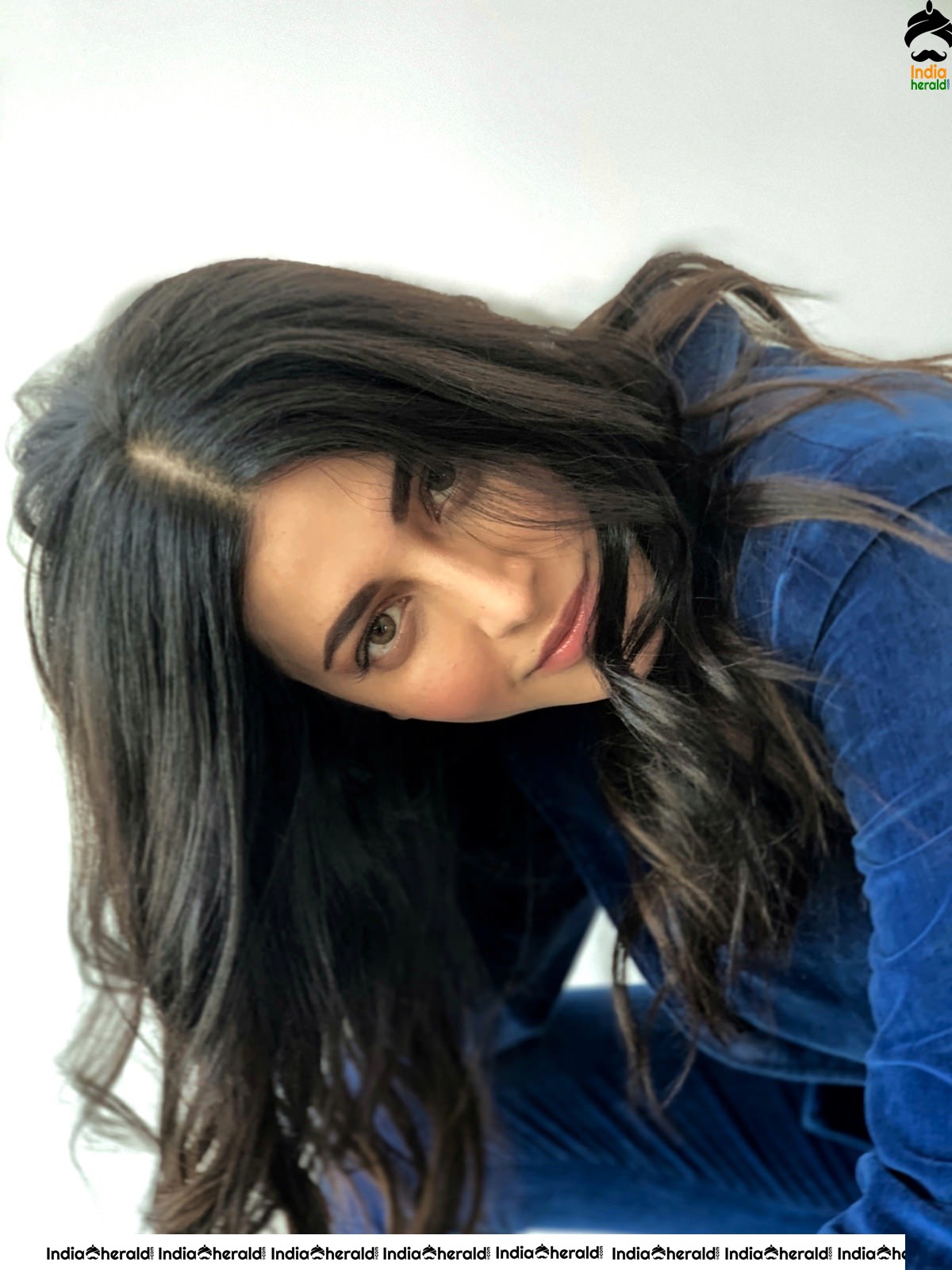 Shruti Haasan is Too Sexy to Handle in these Photos