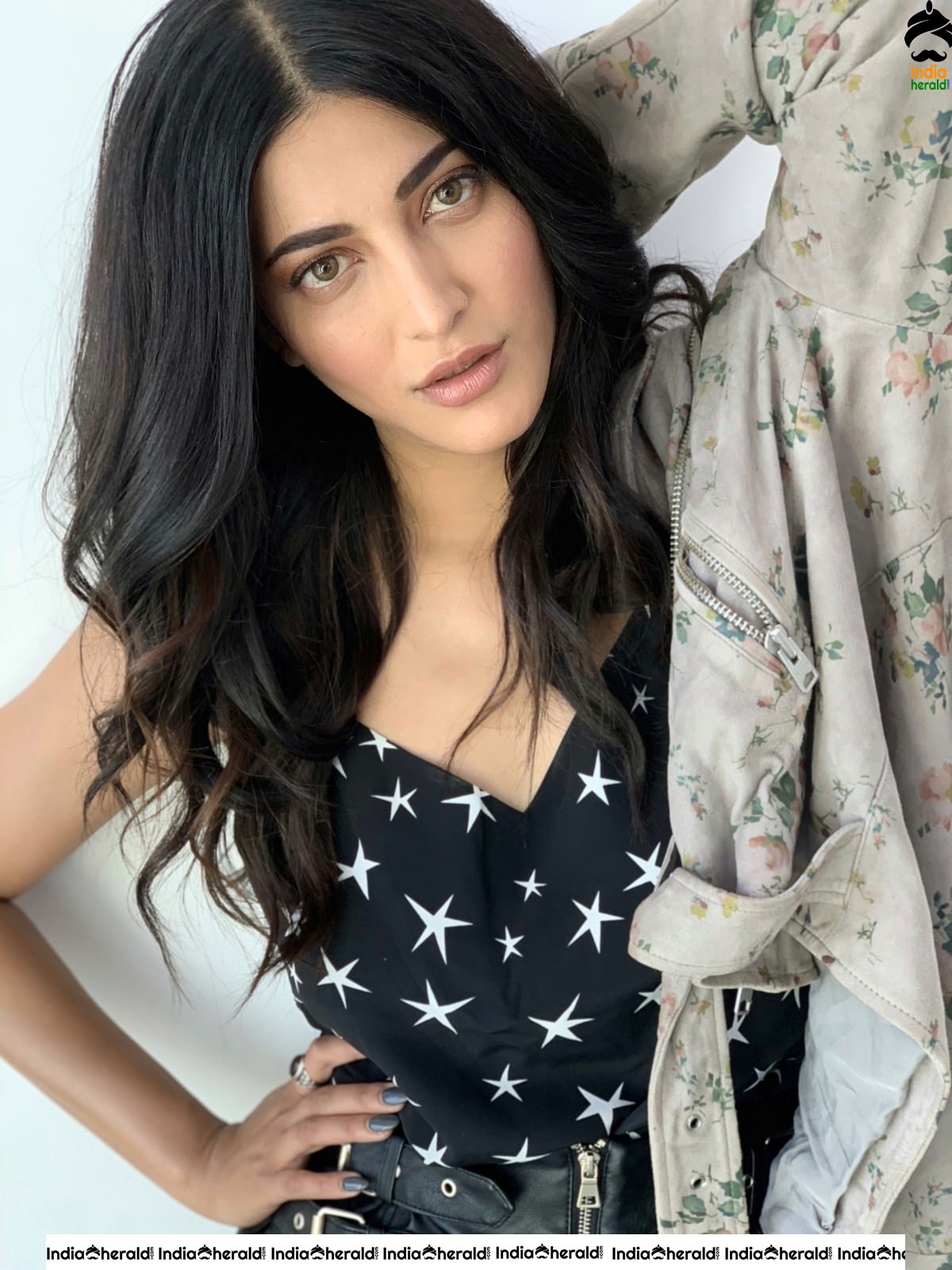 Shruti Haasan is Too Sexy to Handle in these Photos