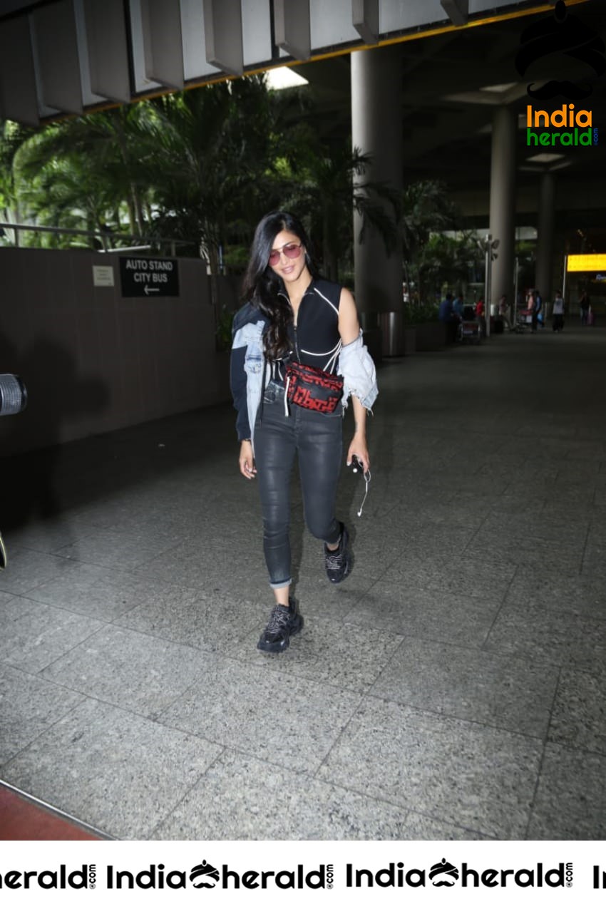 Shruti Haasan Latest Photos Snapped At Mumbai Airport