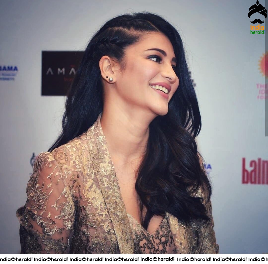 Shruti Haasan Latest Hot Thighs and Waistline Show during a Public Event