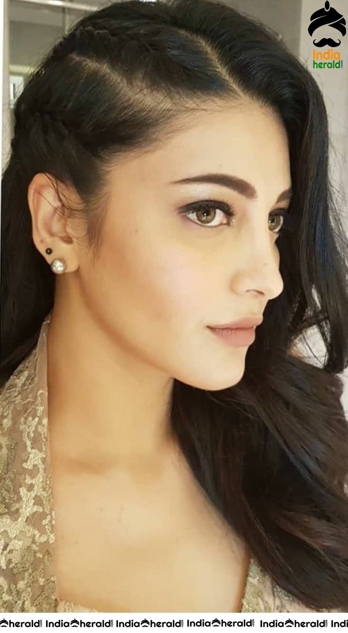 Shruti Haasan Latest Hot Thighs and Waistline Show during a Public Event