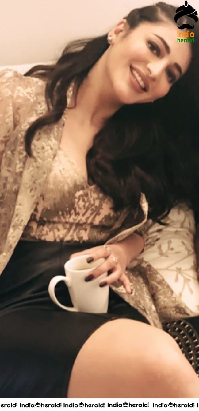 Shruti Haasan Latest Hot Thighs and Waistline Show during a Public Event