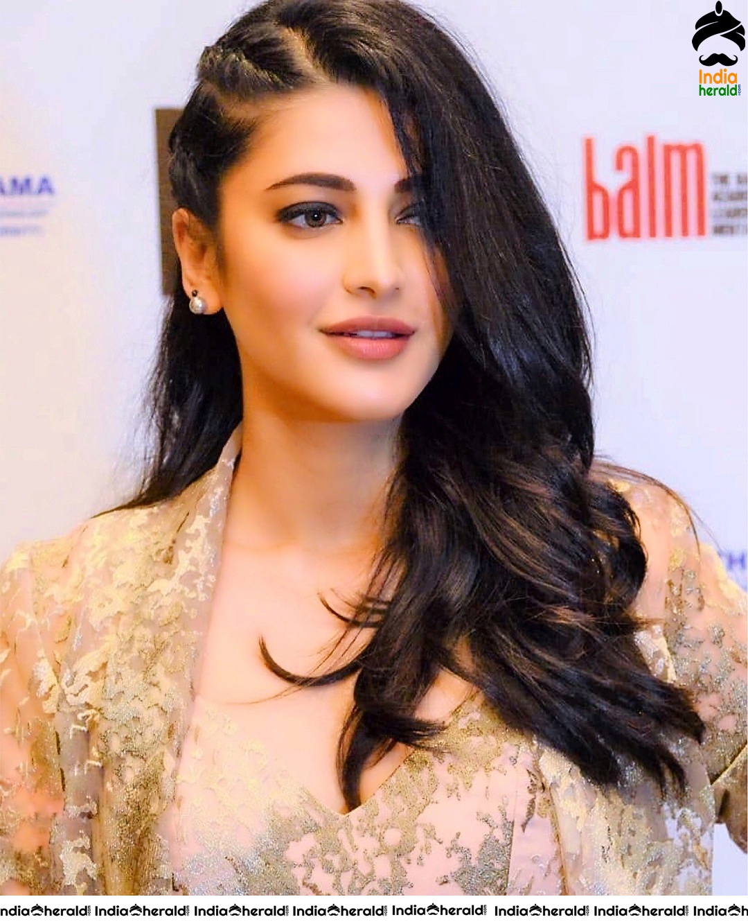 Shruti Haasan Latest Hot Thighs and Waistline Show during a Public Event