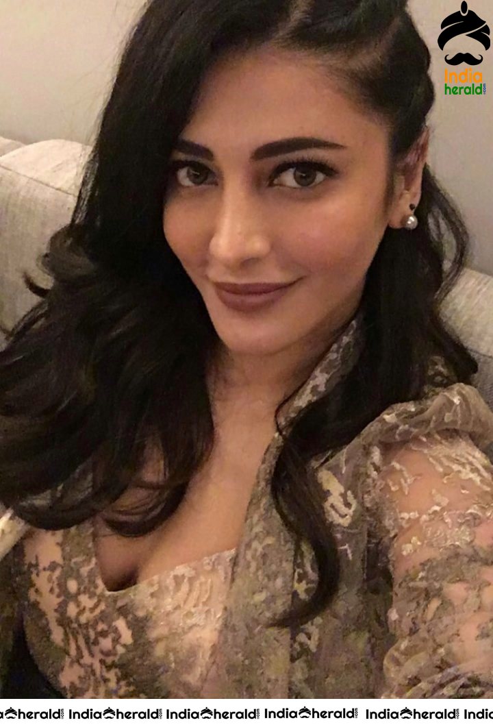 Shruti Haasan Latest Hot Thighs and Waistline Show during a Public Event