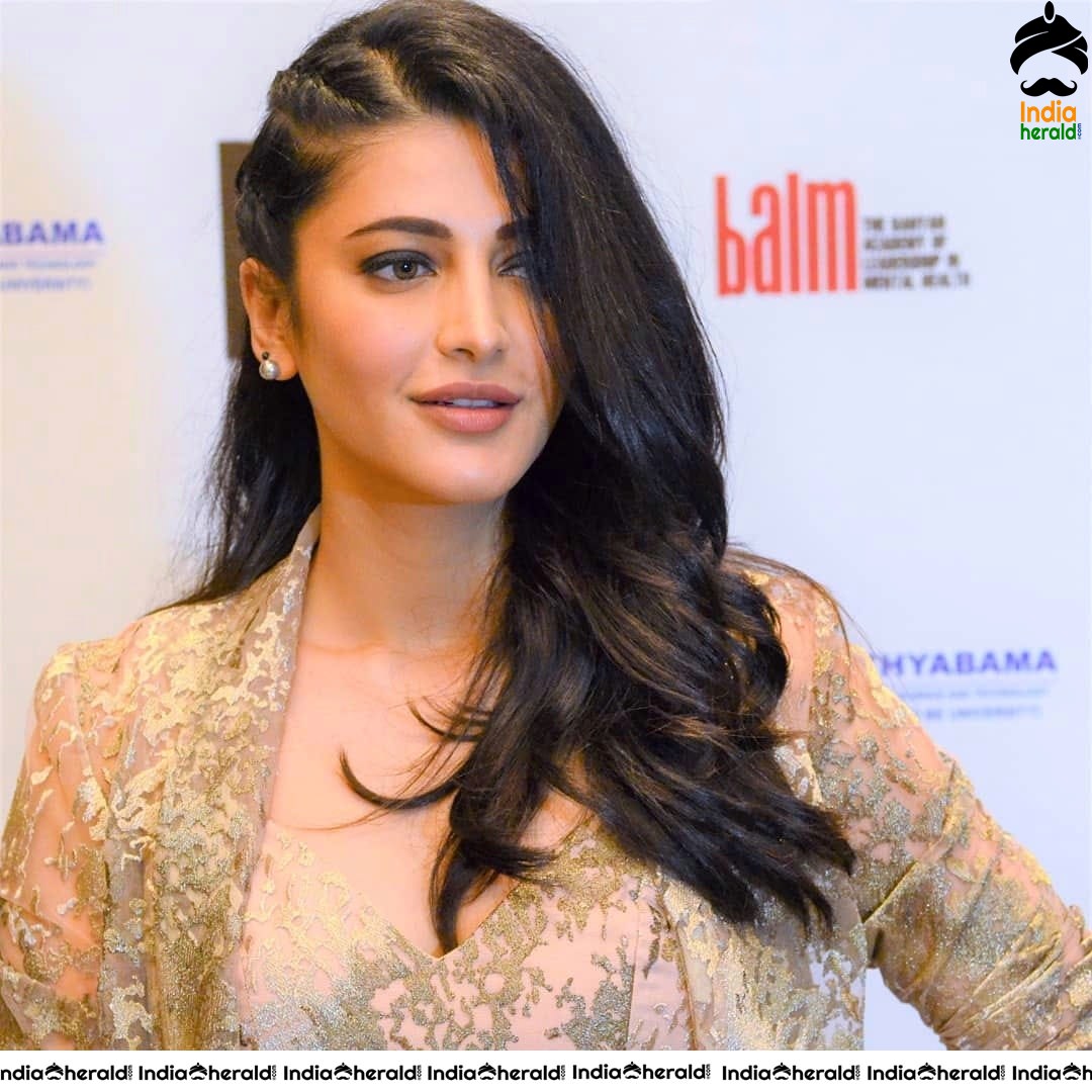 Shruti Haasan Latest Hot Thighs and Waistline Show during a Public Event