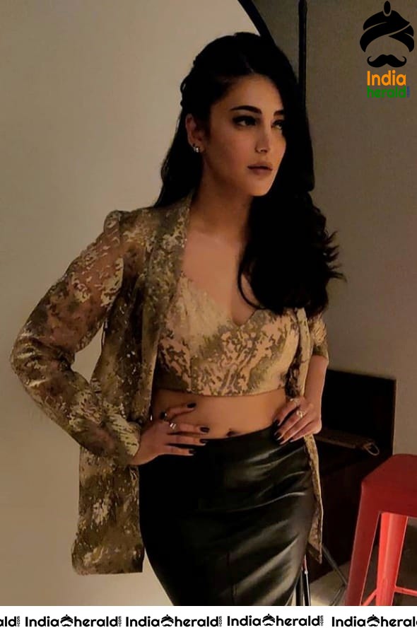 Shruti Haasan Latest Hot Thighs and Waistline Show during a Public Event
