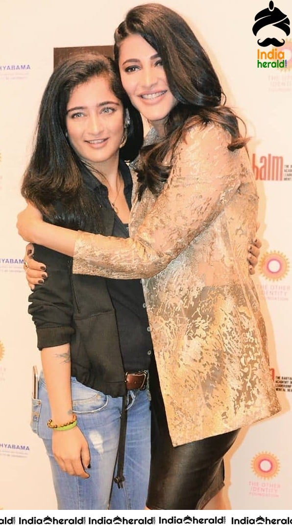 Shruti Haasan Latest Hot Thighs and Waistline Show during a Public Event