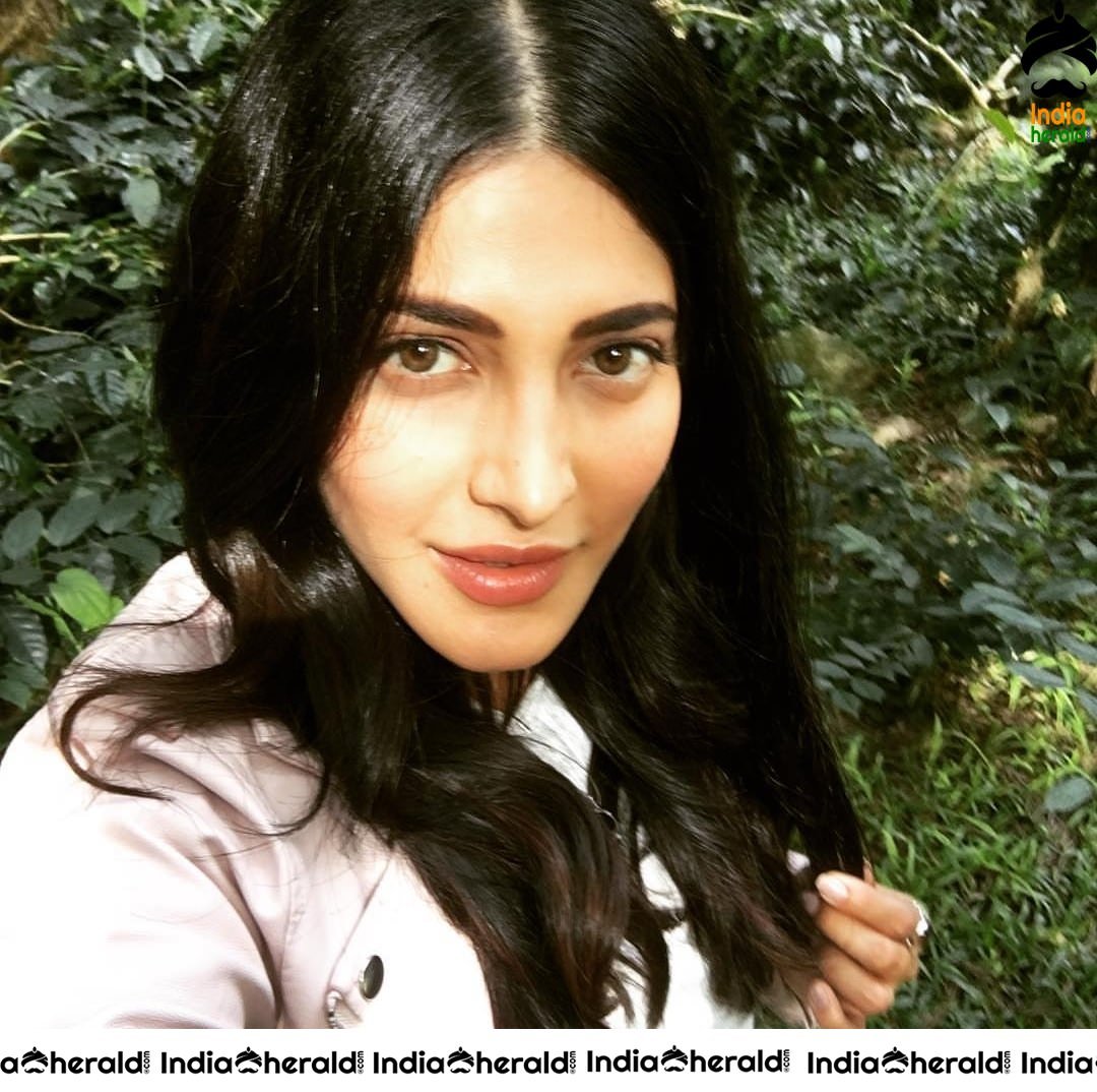 Shruti Haasan Latest Photos where she flaunts her Slender Thighs