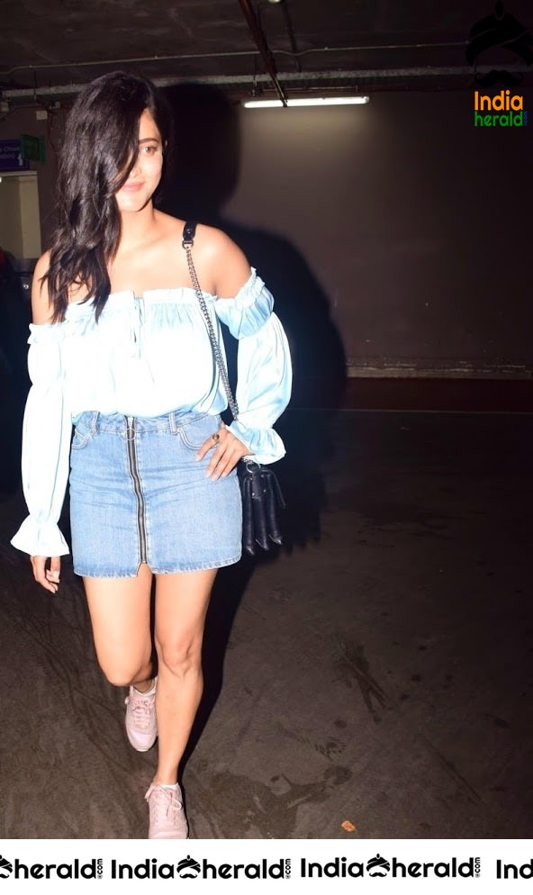 Shruti Haasan Latest Photos where she flaunts her Slender Thighs
