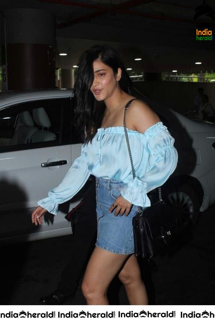 Shruti Haasan Latest Photos where she flaunts her Slender Thighs