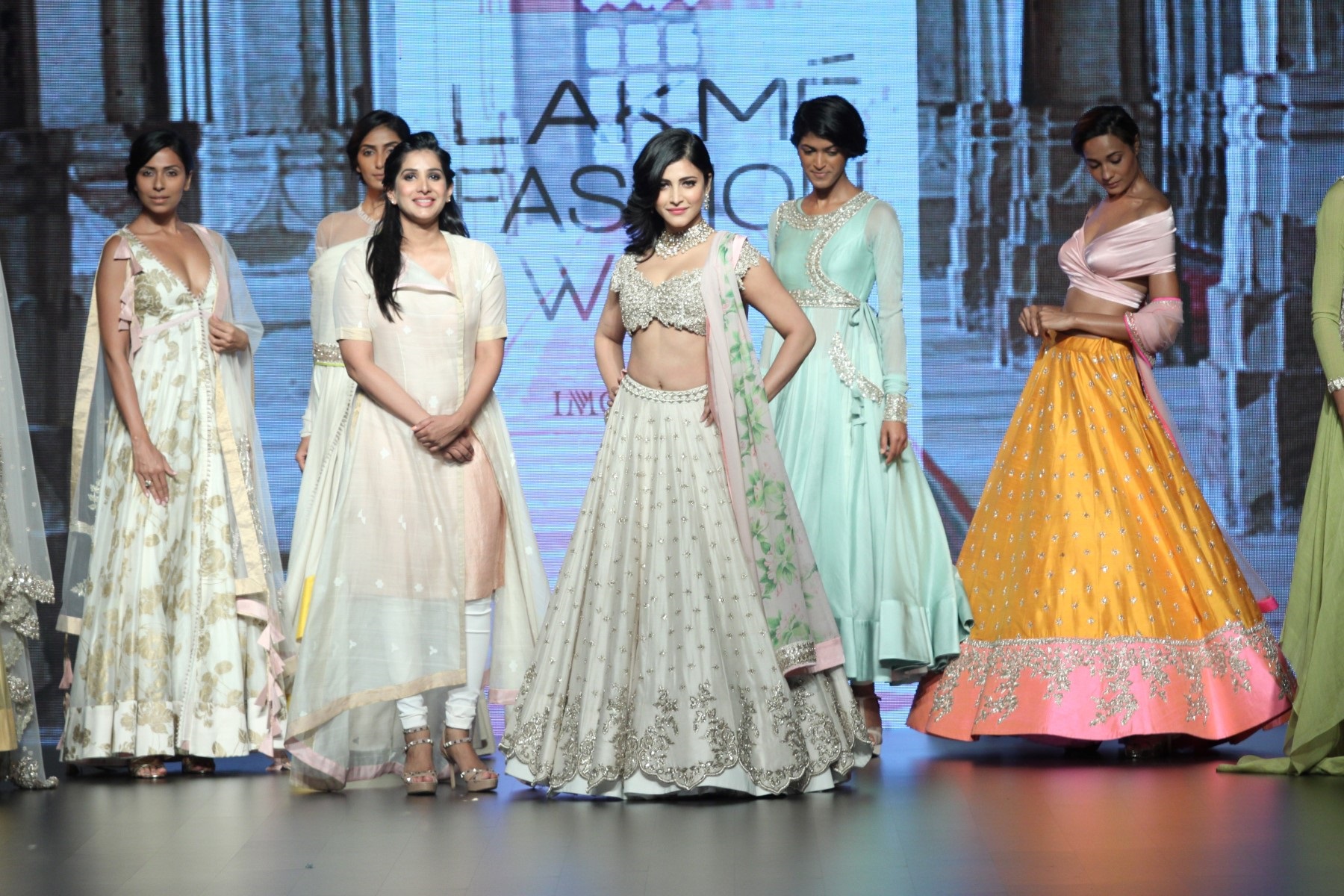 Shruti Haasan shows her Sexy Fleshy waist while walking the ramp