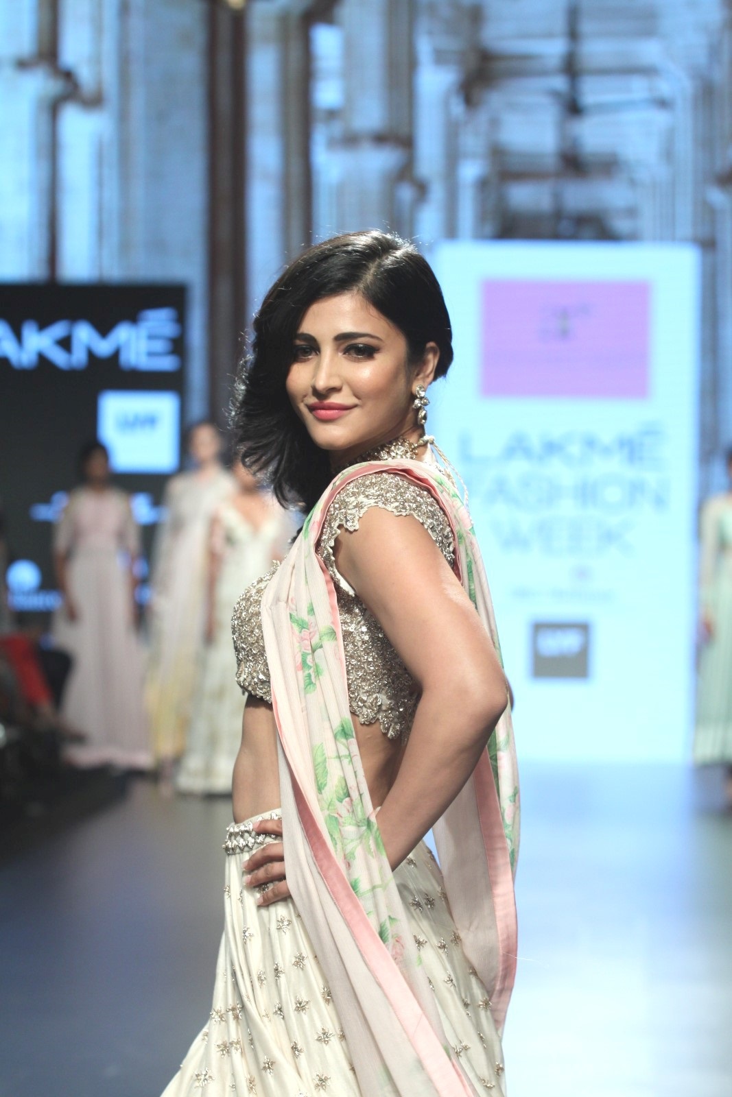 Shruti Haasan shows her Sexy Fleshy waist while walking the ramp