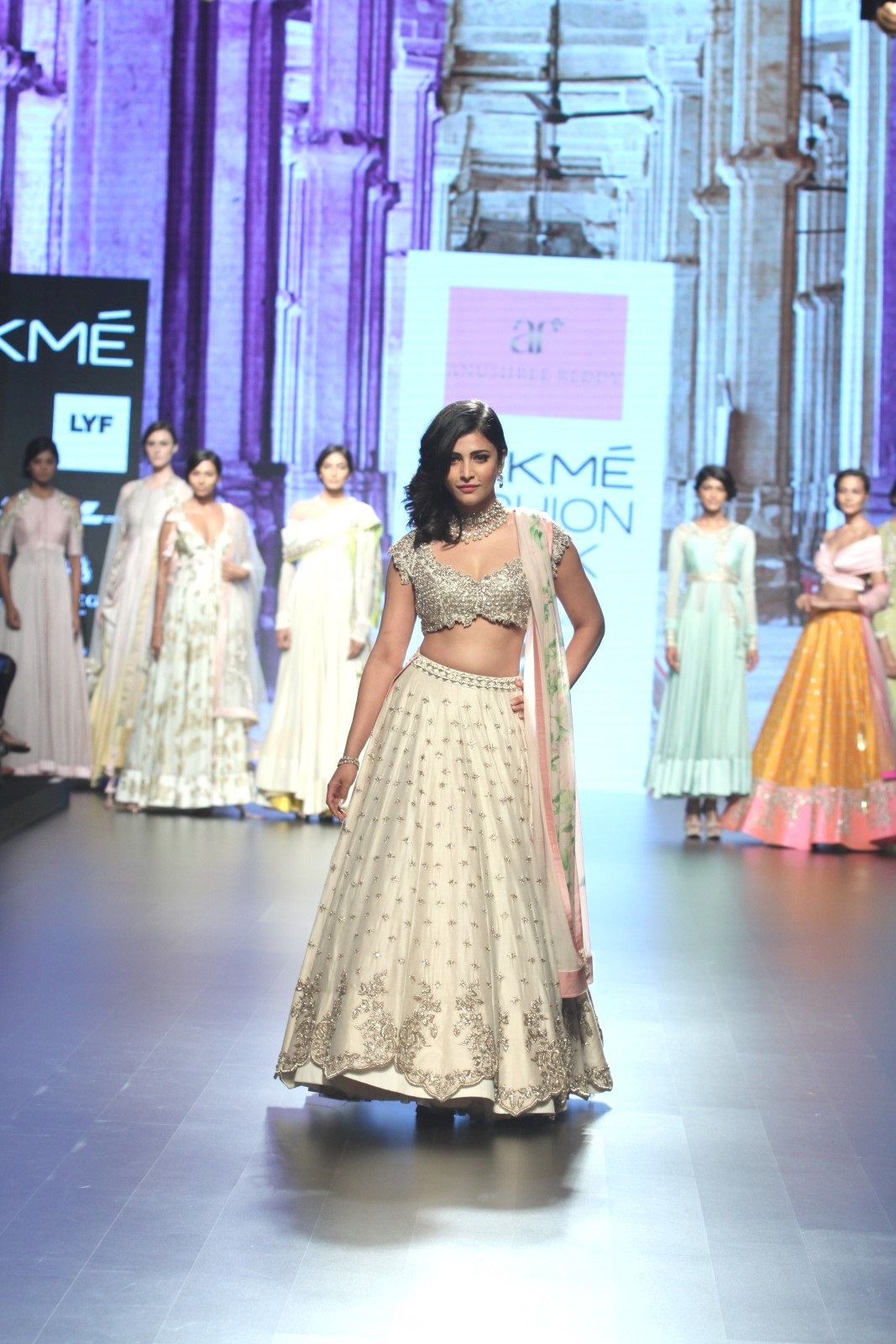 Shruti Haasan shows her Sexy Fleshy waist while walking the ramp