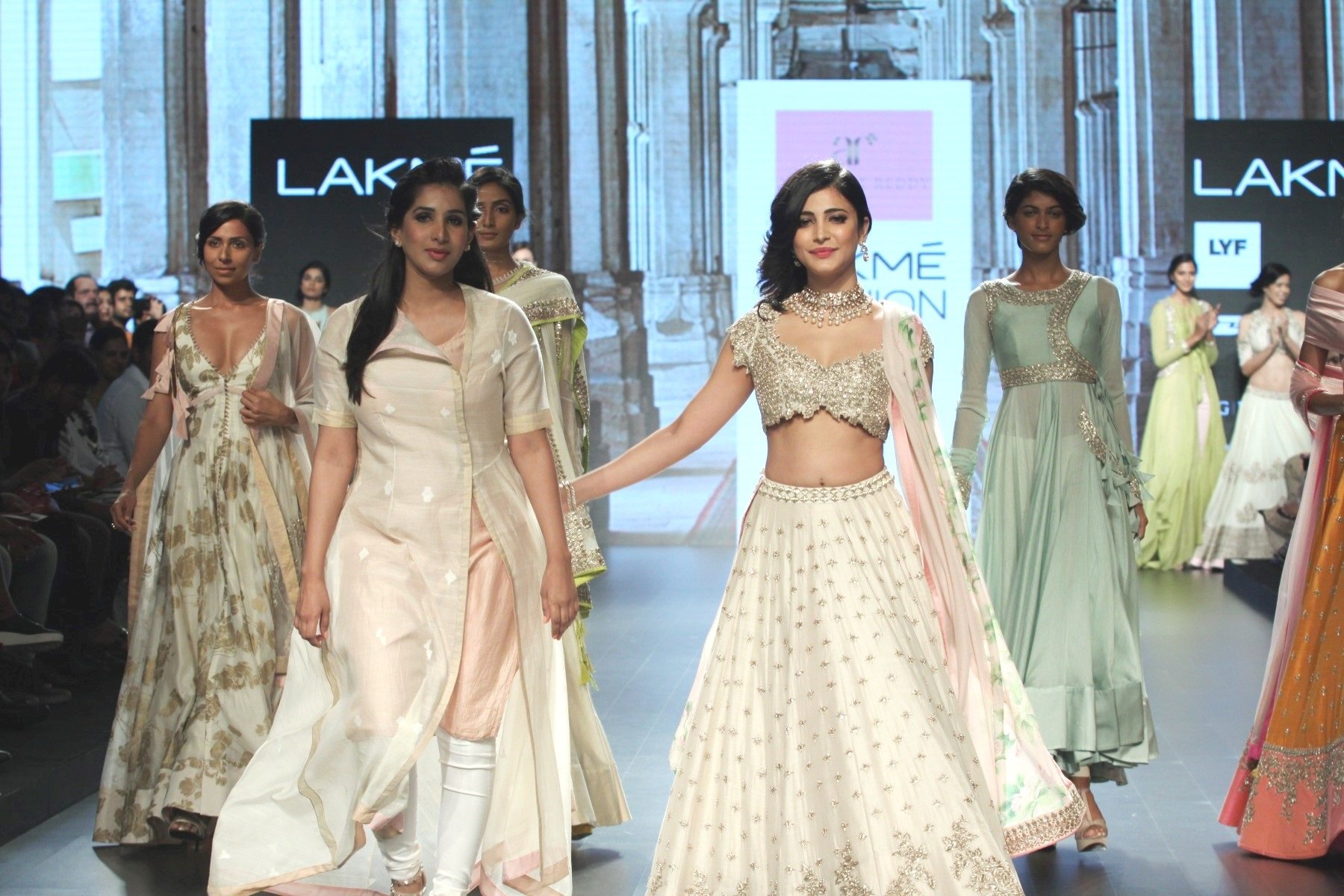 Shruti Haasan shows her Sexy Fleshy waist while walking the ramp