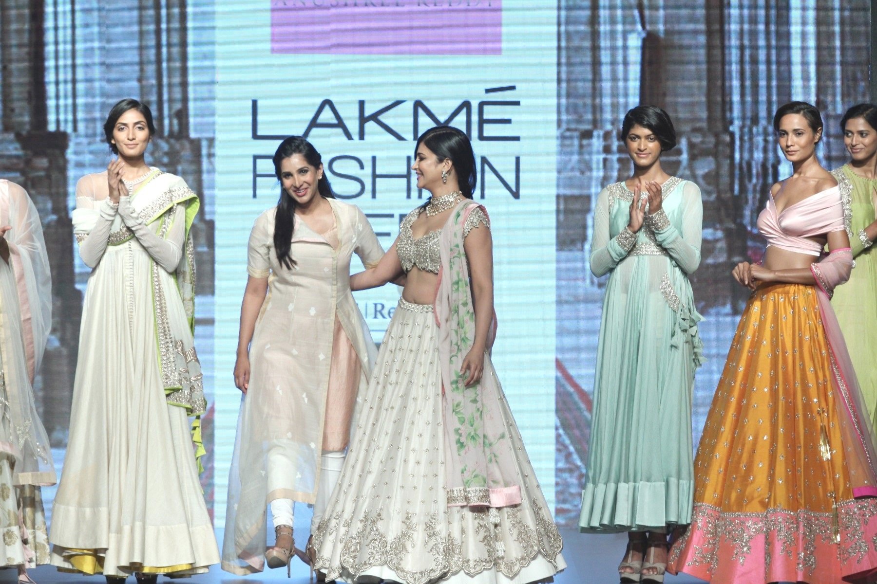 Shruti Haasan shows her Sexy Fleshy waist while walking the ramp