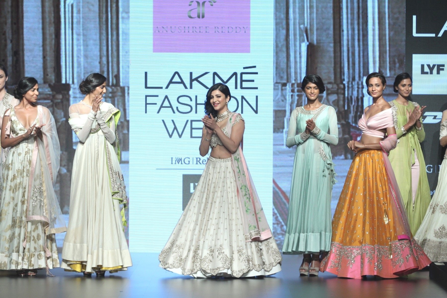 Shruti Haasan shows her Sexy Fleshy waist while walking the ramp