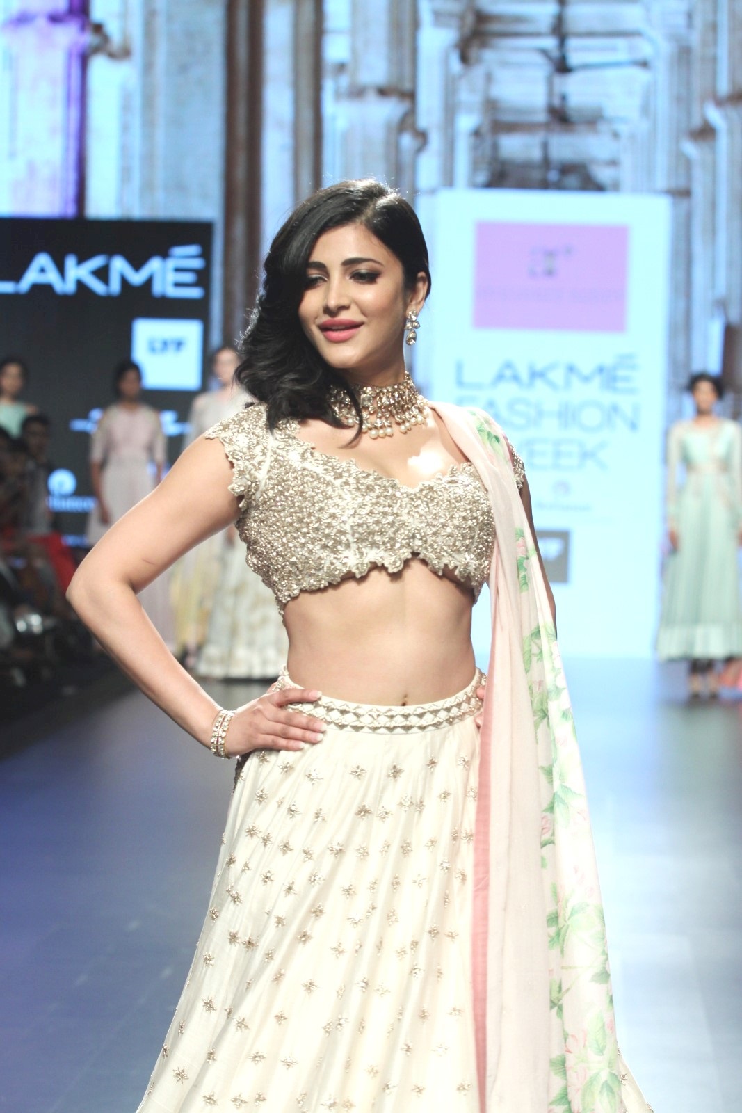 Shruti Haasan shows her Sexy Fleshy waist while walking the ramp