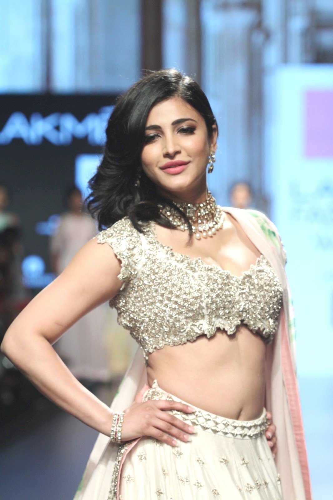 Shruti Haasan shows her Sexy Fleshy waist while walking the ramp