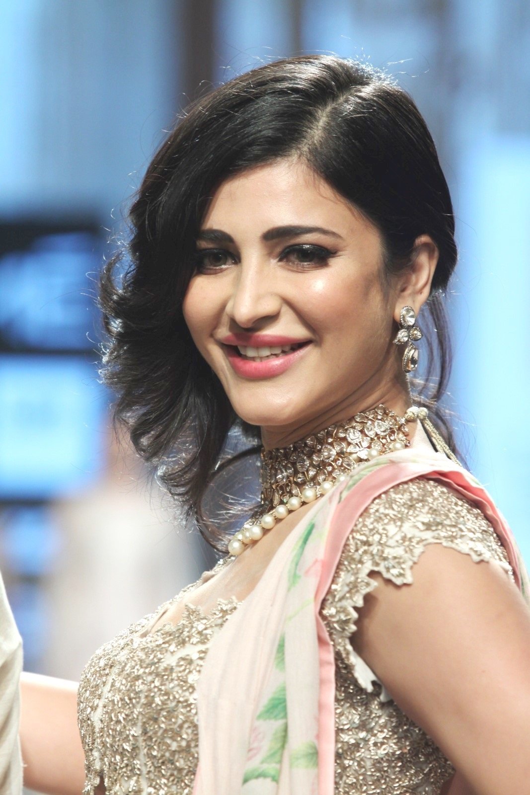 Shruti Haasan shows her Sexy Fleshy waist while walking the ramp