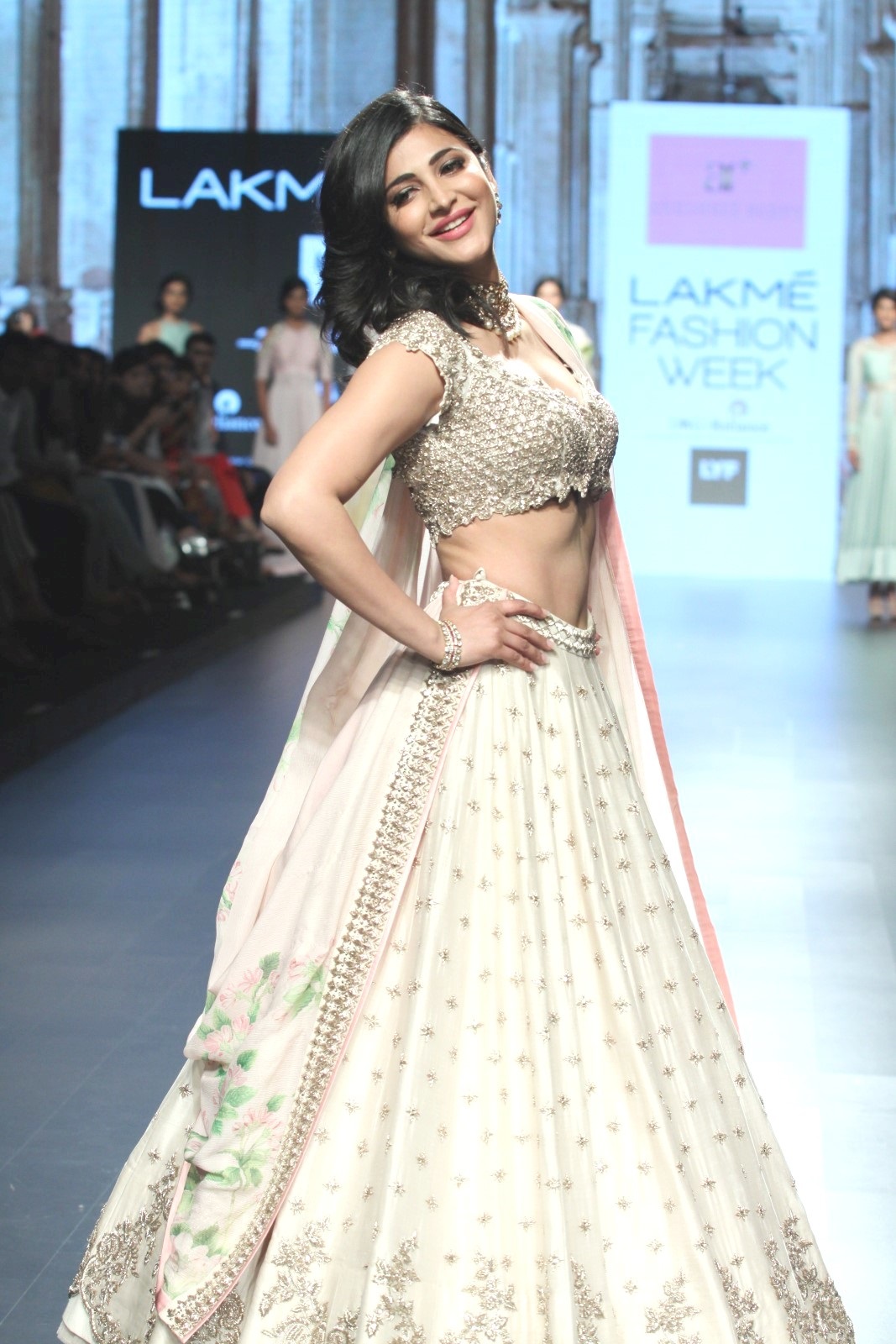 Shruti Haasan shows her Sexy Fleshy waist while walking the ramp