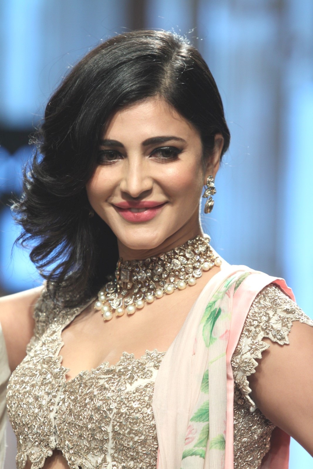 Shruti Haasan shows her Sexy Fleshy waist while walking the ramp