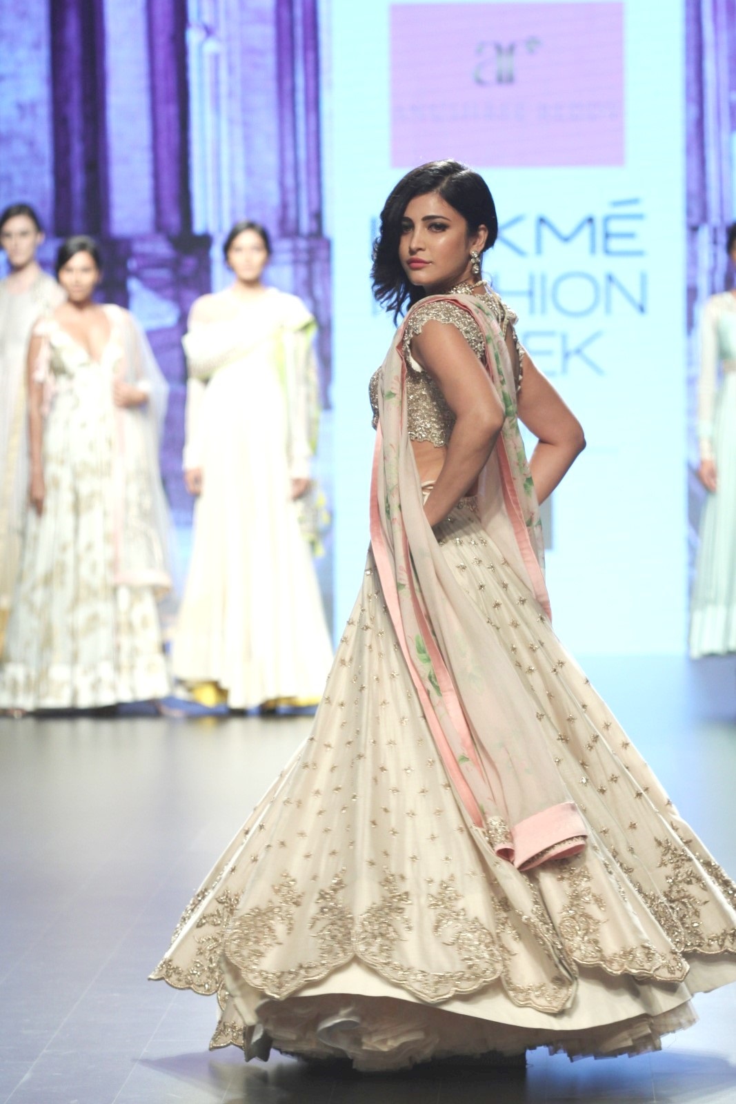 Shruti Haasan shows her Sexy Fleshy waist while walking the ramp