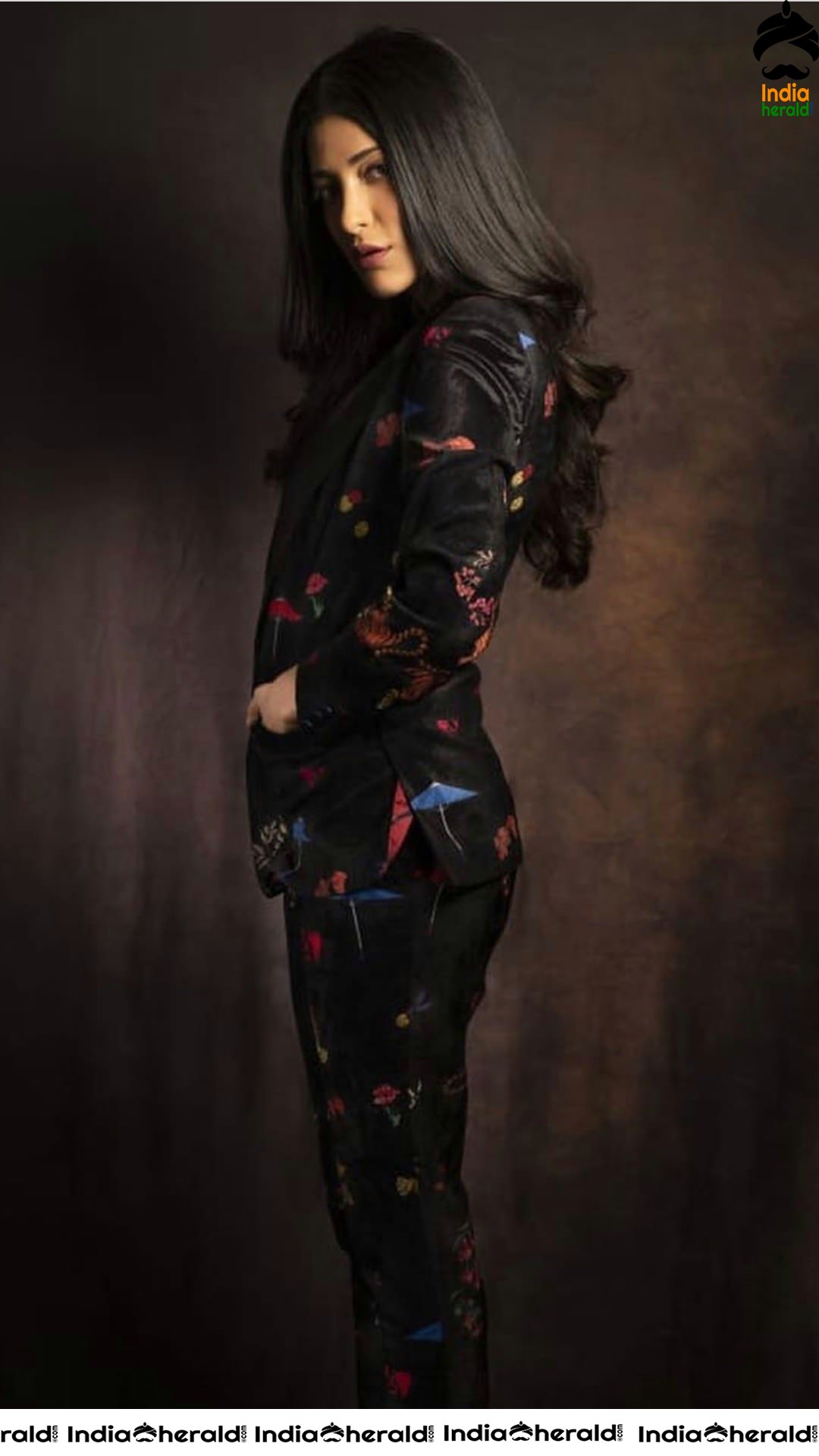 Shruti Haasan Slaying and Sizzling in Black