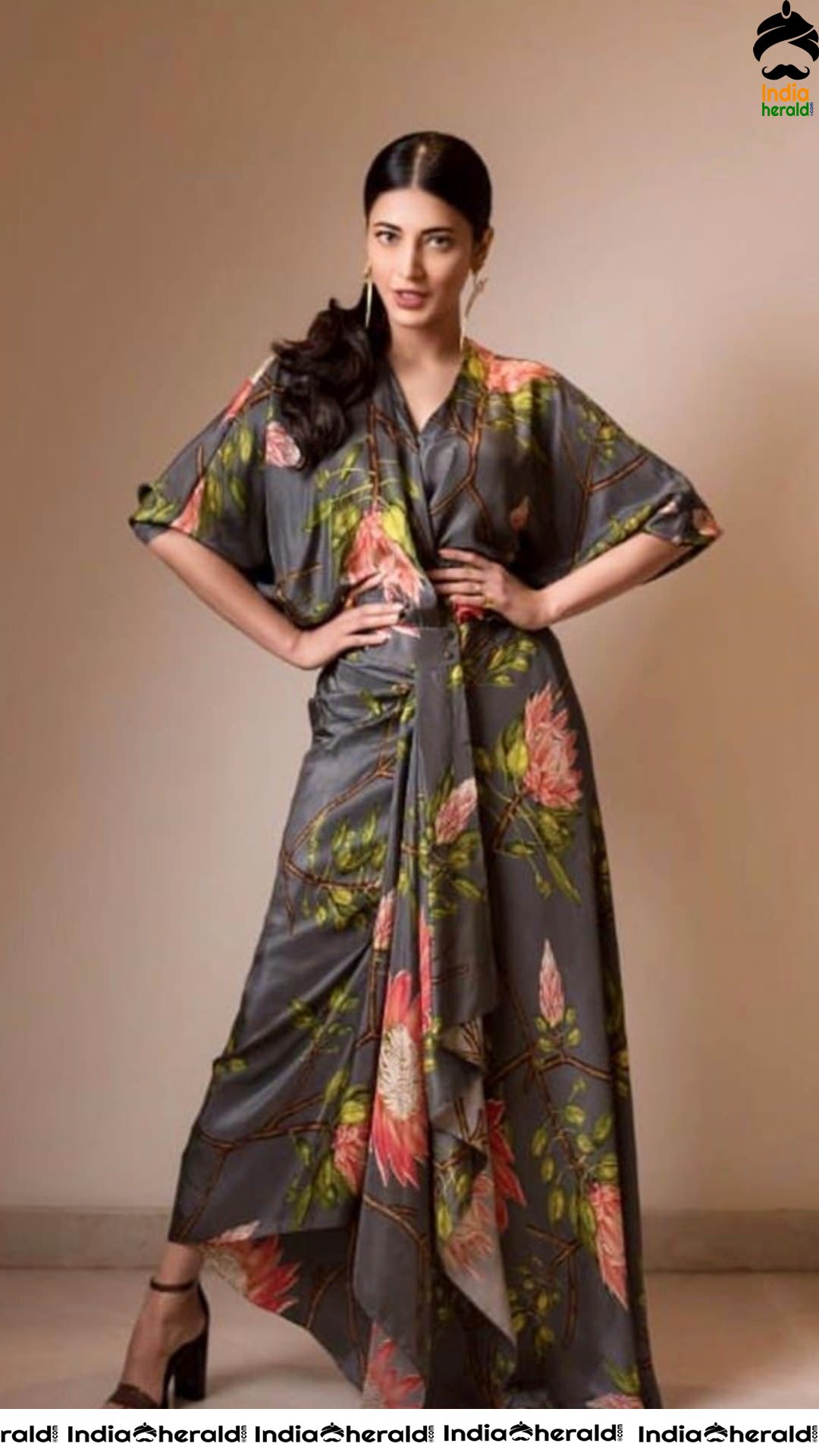 Shruti Haasan Slaying and Sizzling in Black