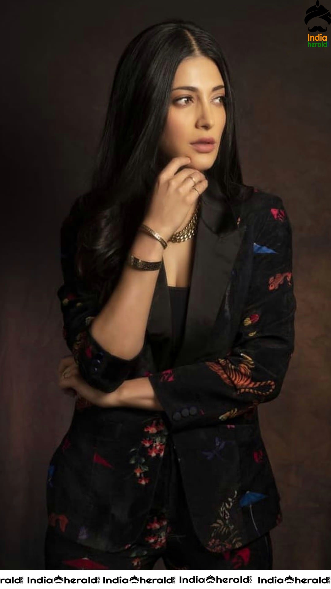 Shruti Haasan Slaying and Sizzling in Black