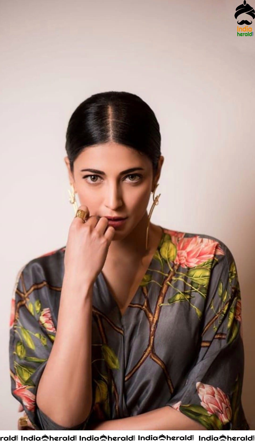 Shruti Haasan Slaying and Sizzling in Black