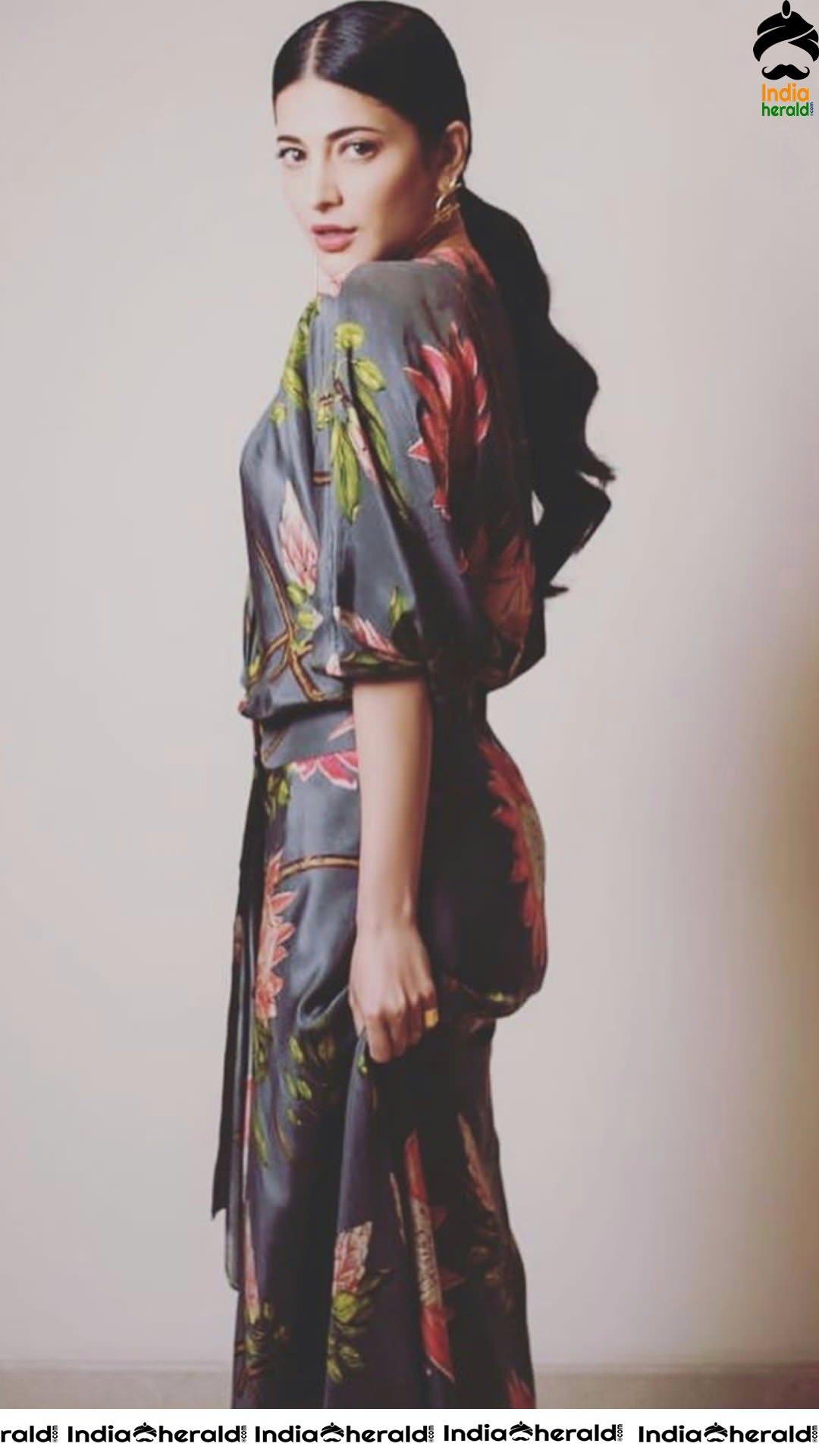 Shruti Haasan Slaying and Sizzling in Black