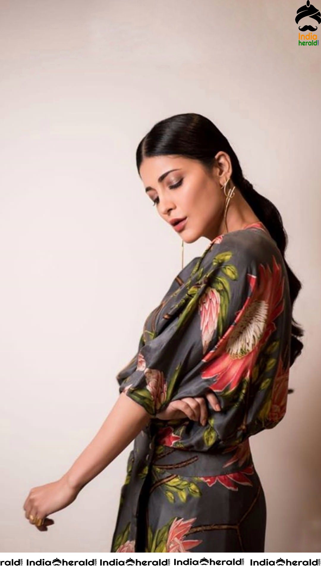 Shruti Haasan Slaying and Sizzling in Black