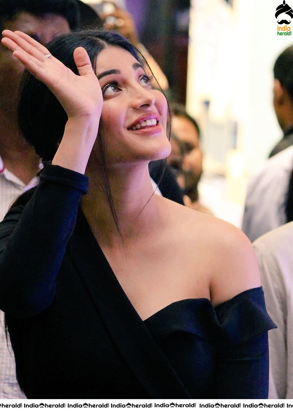 Shruti Haasan Teasing Hot Cleavage and Thigh Show in Black